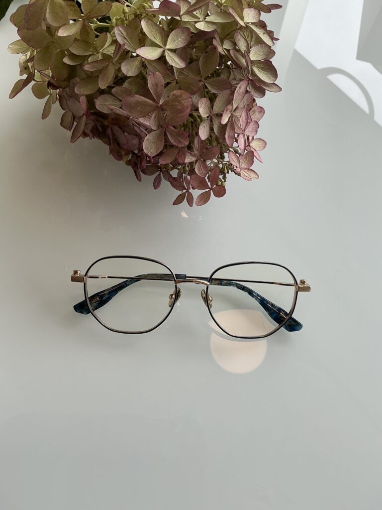 Okulary owalne, delikatnie pościnane w kolorze złoto-czarnym - wybór naszego klienta