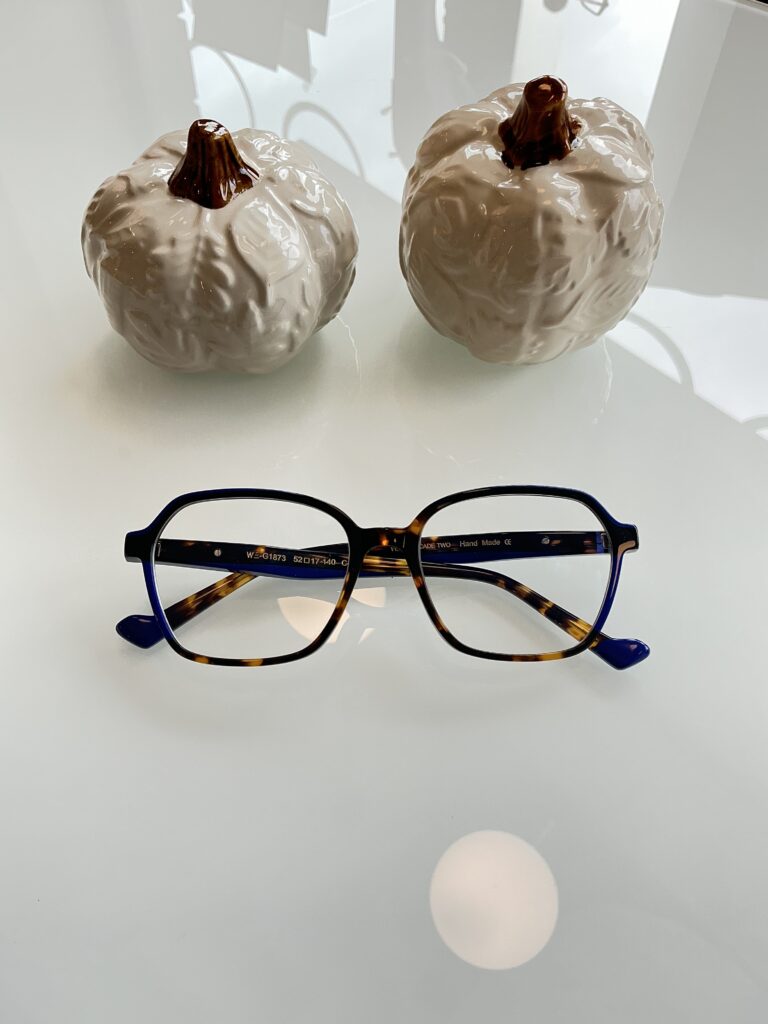 Okulary dla naszej klientki w kolorze szylkretu z dodatkiem w kolorze niebieskim i soczewkami do pracy przy komputerze
