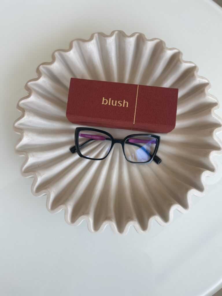 Oprawka blush z kolorze ciemnozielonym z różowymi zausznikami - realizacja ProOptyka Niepołomice