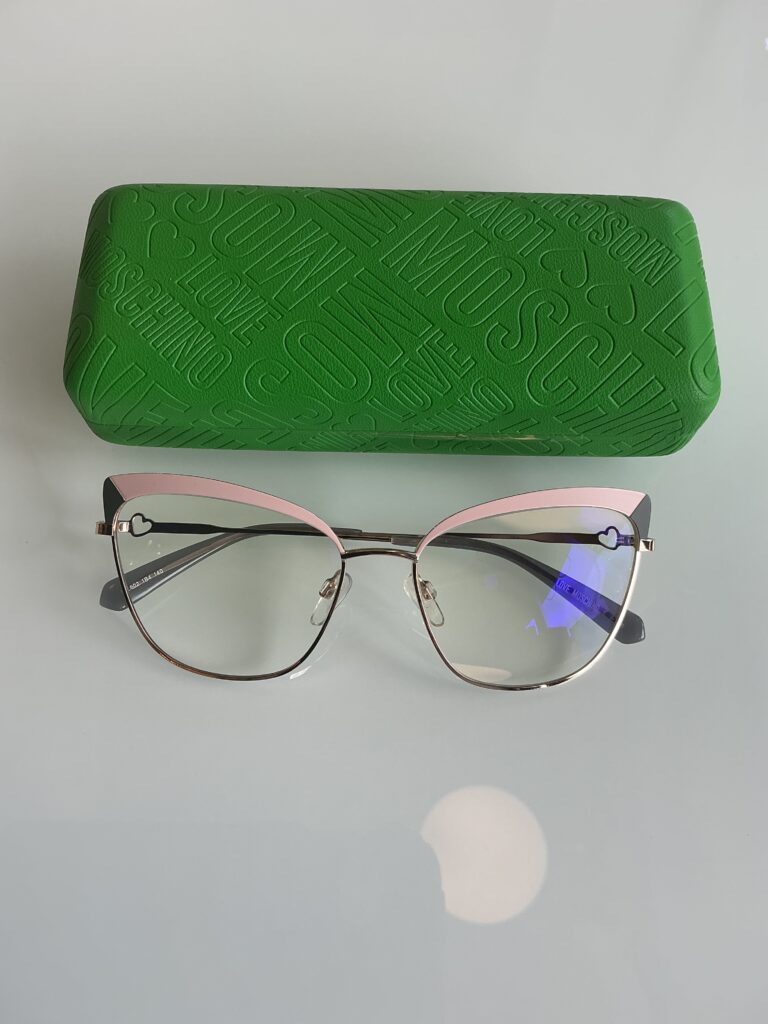 Oprawka okularowa marki Moschino w kolorze złotym z dodatkiem w górnej części różu i soczewkami progresywnymi ZEISS