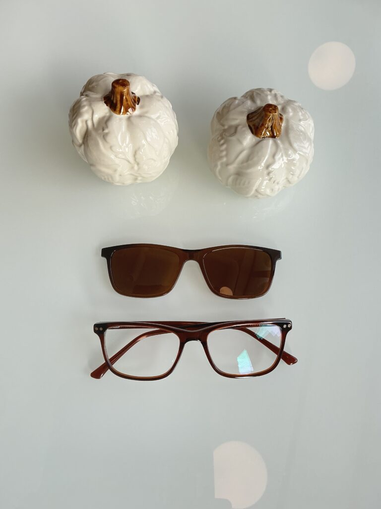 Okulary z nakładką przeciwsłoneczną polaryzacyjną w kolorze brązowym - wybór naszej klientki