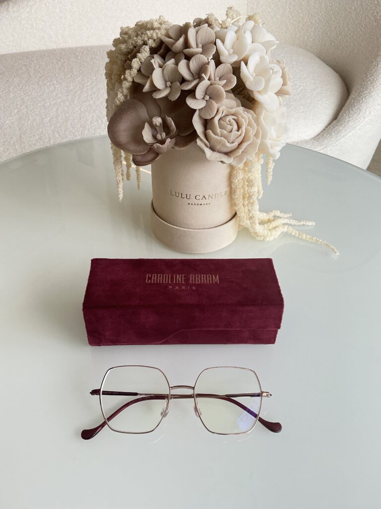 Okulary francuskiej marki Caroline Abram w kolorze złota i brązowym zausznikiem - delikatna praca dla naszej klientki