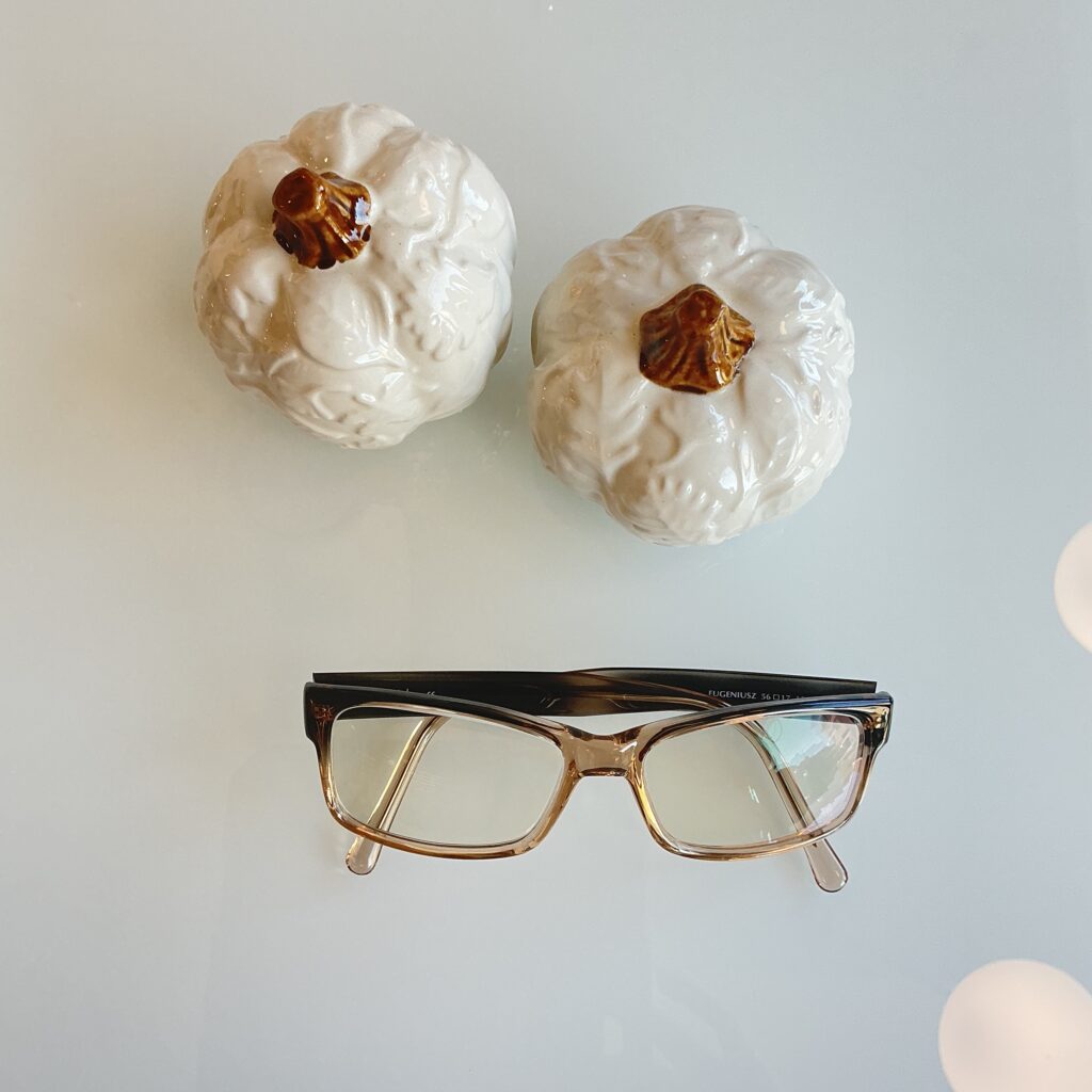 Okulary z soczewkami fotochromowymi w kolorze brązowym we wstępnym zabarwieniu - realizacja salonu optyk Niepołomice