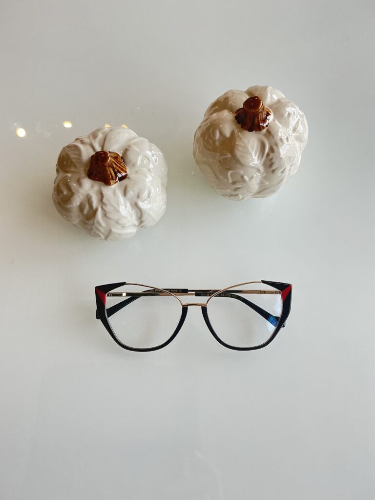 Oryginalna oczarna prawa hybrydowa - metal+tworzywo w kształcie "kocim" z dodatkiem czerwieni