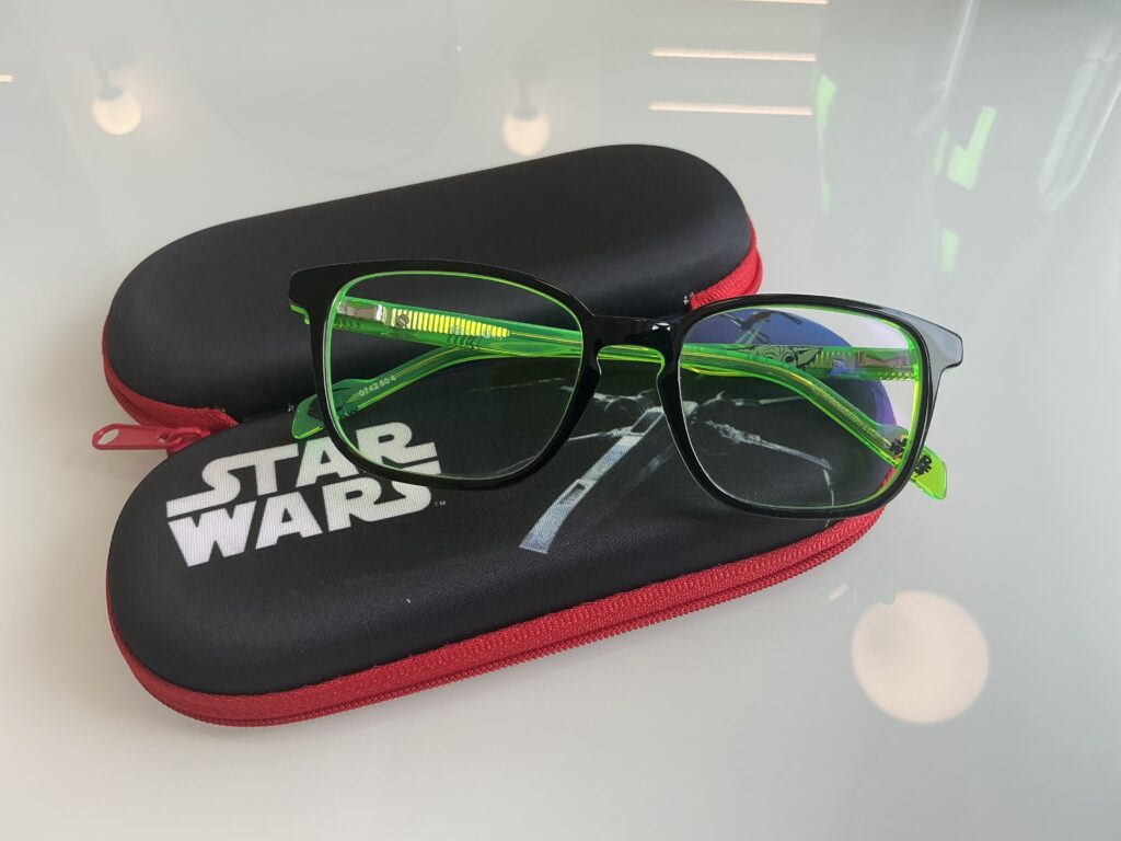 Okulary chłopięce w kolorze czarni z jaskrawymi zausznikami - coś co dzieci uwielbiają