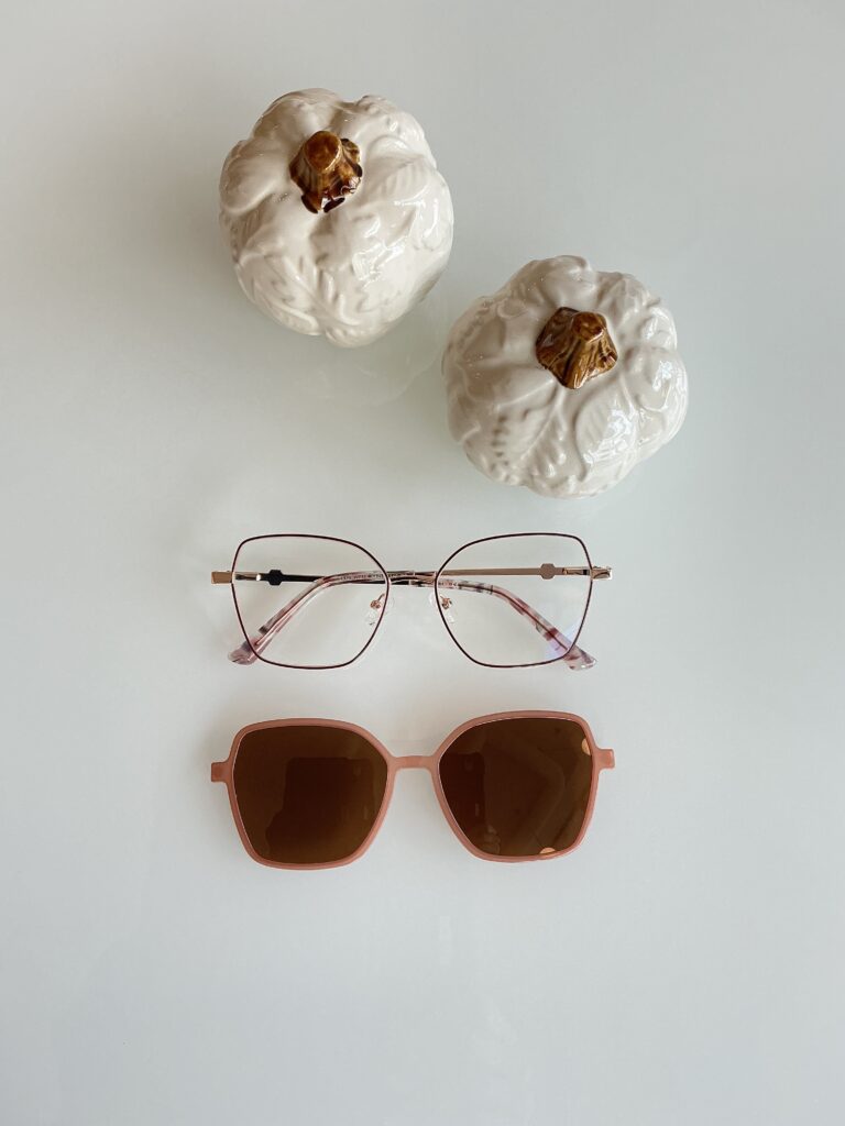 Delikatne okulary w kształcie "motyla" z nakładkami przeciwsłonecznymi o zabarwieniu brązowym z polaryzacją - praca ProOptyka Niepolomice