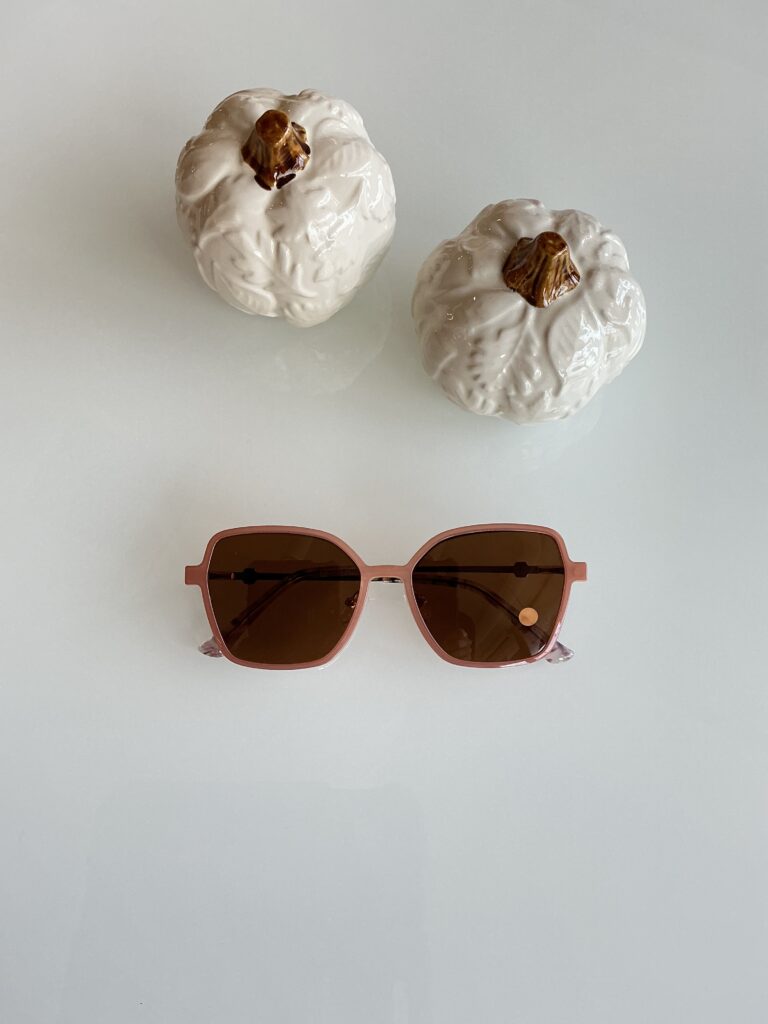 Delikatne okulary w kształcie "motyla" z nakładkami przeciwsłonecznymi o zabarwieniu brązowym z polaryzacją z założoną nakładką - praca ProOptyka Niepolomice