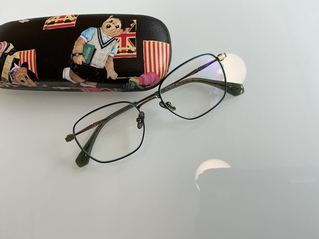 Okulary dla naszej młodej pacjentki wykonane z metalu w kolorze zielonym i soczewkami chroniacymi przed światłem niebiesko-fioletowym