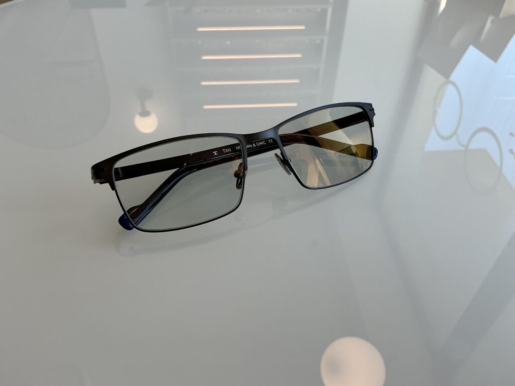 Męska oprawka w kolorze czarnym mat z soczewkami progresywnymi fotochromowymi (delikatnie zabarwione) marki Szajna - wszystko w jednym