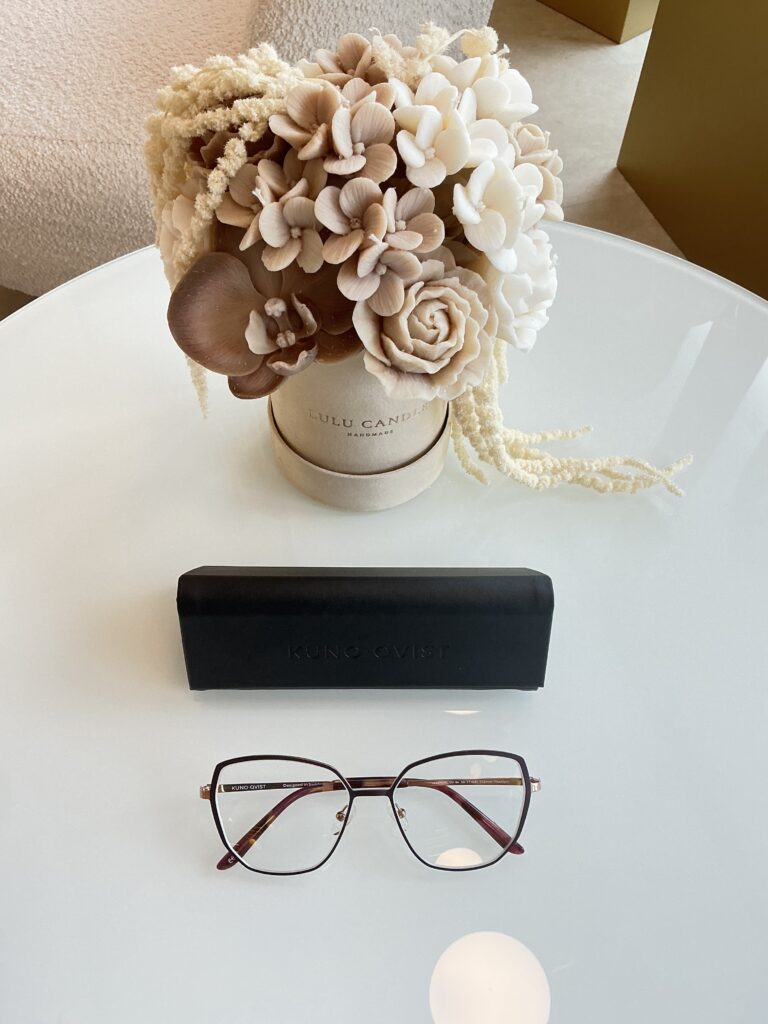 Tytanowa oprawka damska w czarnym kolorze o kształcie "motyla" z soczewkami ZEISS ClearView i powłoką Gold