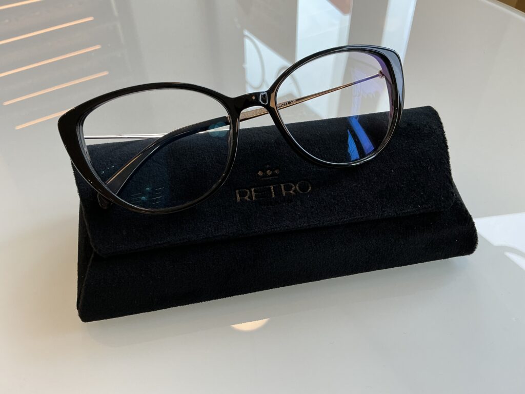 Czarna damska oprawka okularowa o charakternym wyglądzie ze szkłami z filtrem światła niebiesko-fioletowego