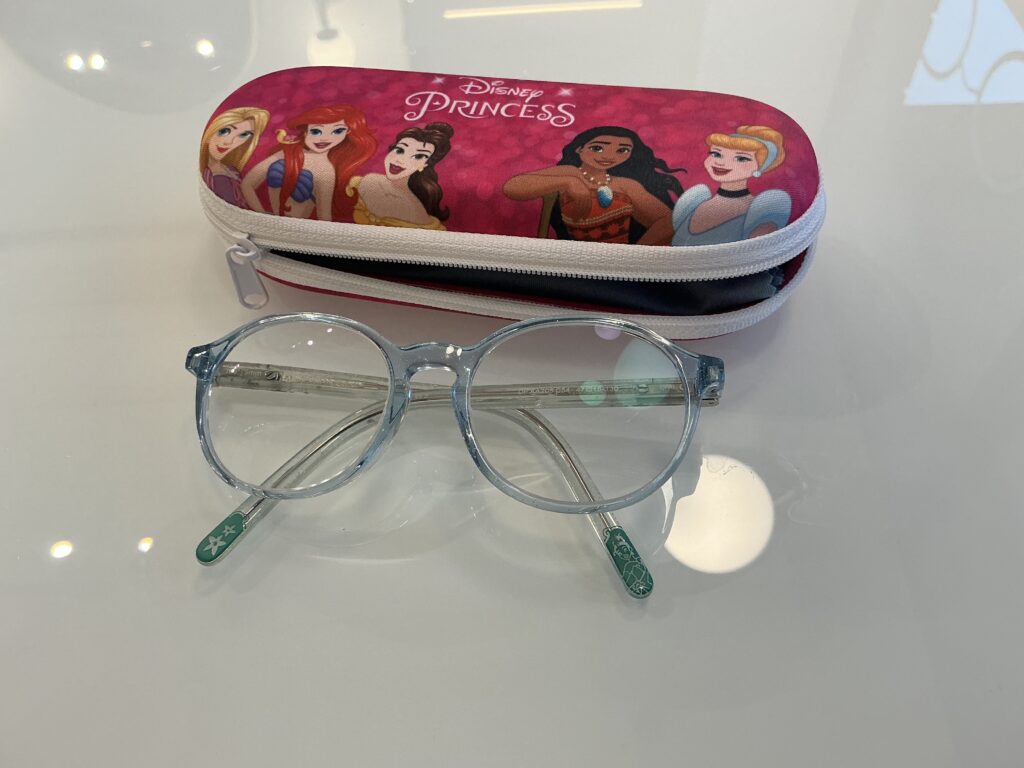 Okulary dla dziecka w kolorze transparentnym niebieskim - wybór naszej małej pacjentki