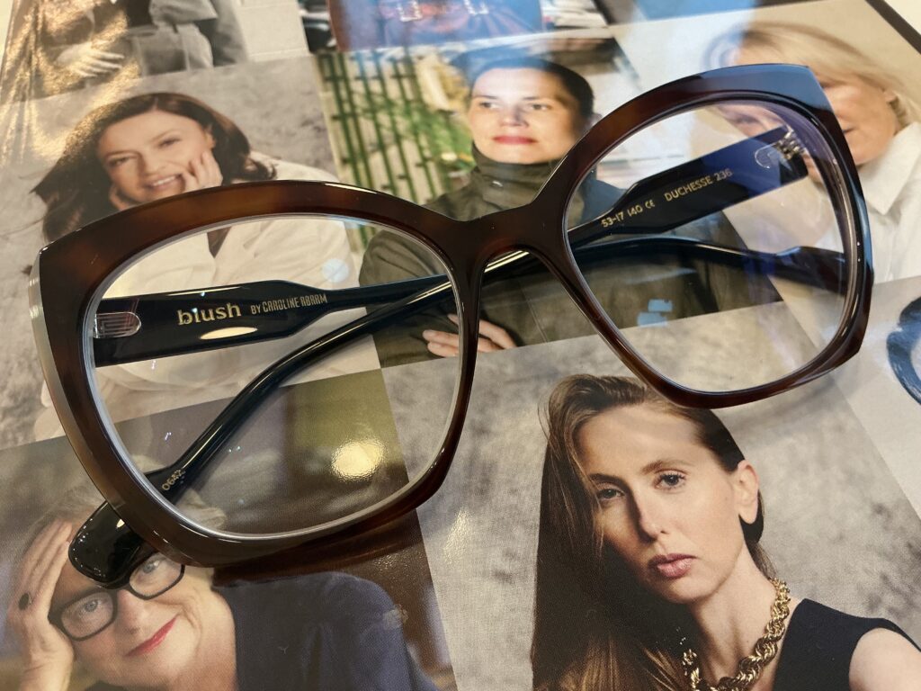 Masywna oprawka blush by Caroline Abram w kolorze szylkretowym z pogrubionym bokiem oprawy i soczewkami progresywnymi