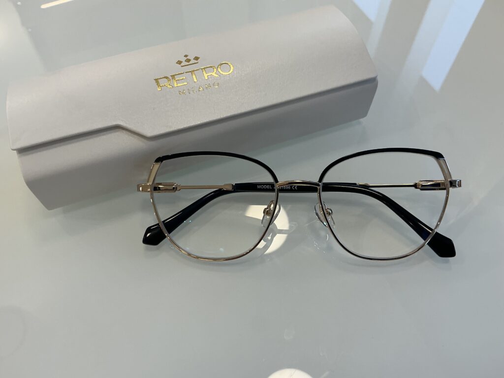 Elegancka oprawa damska w kolorze czarni i złota z niewielkim dodatkiem beżu wyposażona w soczewki progresywne - wykonane w Prooptyka optyk Niepolomice